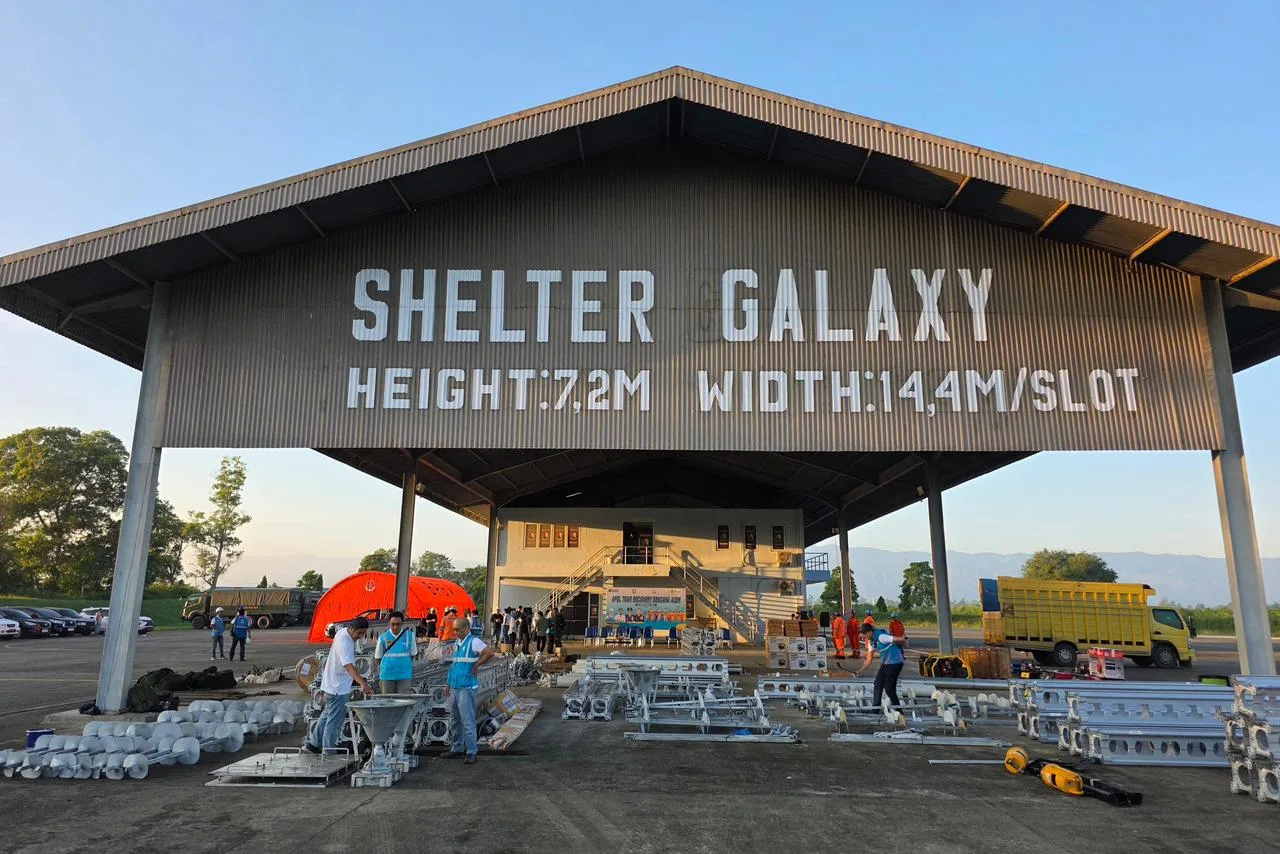 Personel PLN sedang melakukan pengecekan material tower darurat yang berada di Landasan Udara Sultan Iskandar Muda, Aceh. Material tersebut telah dikirim ke titik-titik tower terdampak untuk segera dibangun sebagai tower Saluran Udara Tegangan Tinggi (SUTT) darurat di lokasi tersebut.