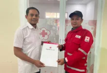 Relawan PMI Cianjur, Hendrik Supriadi, dilepas untuk bertugas sebagai spesialis WASH membantu penyediaan air bersih bagi korban banjir di Aceh.