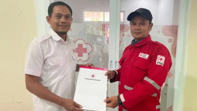 Relawan PMI Cianjur, Hendrik Supriadi, dilepas untuk bertugas sebagai spesialis WASH membantu penyediaan air bersih bagi korban banjir di Aceh.