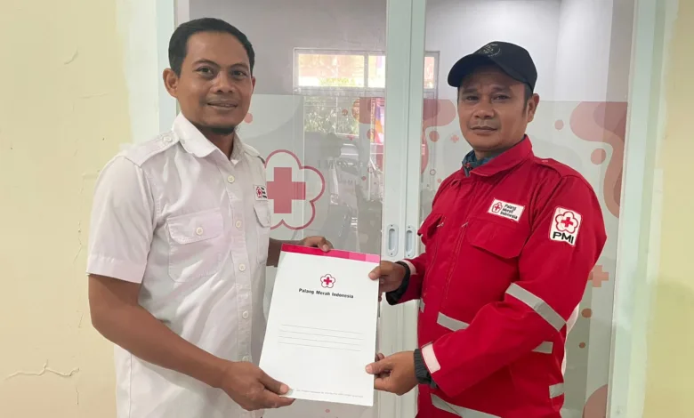 Relawan PMI Cianjur, Hendrik Supriadi, dilepas untuk bertugas sebagai spesialis WASH membantu penyediaan air bersih bagi korban banjir di Aceh.