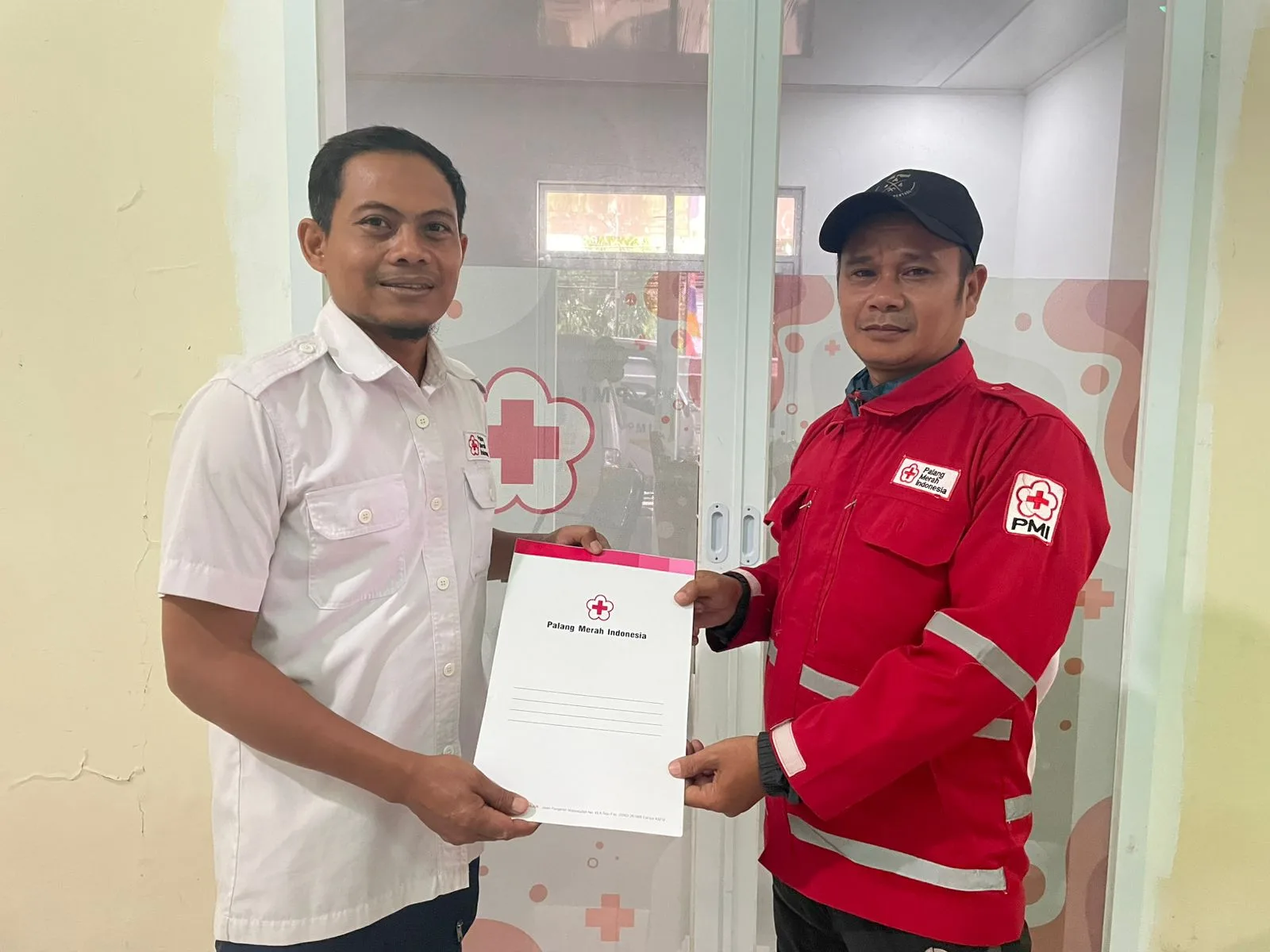 Relawan PMI Cianjur, Hendrik Supriadi, dilepas untuk bertugas sebagai spesialis WASH membantu penyediaan air bersih bagi korban banjir di Aceh.