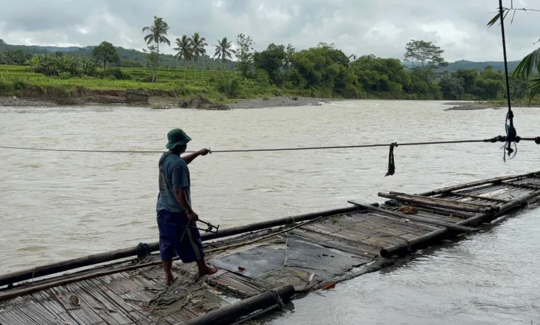 Jembatan di Kadupandak Cijati Cianjur Putus, Akses Warga Terganggu