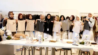 Suasana meriah Grand Opening butik Puff It Up di Komplek Kopi Nako, Cianjur (Sabtu, 6 Desember 2025). Owner Puff It Up Cabang Cianjur, Nabila Analta (kelima dari kiri, berhijab hitam), bersama para fashion enthusiast menunjukkan koleksi terbaru yang stylish.