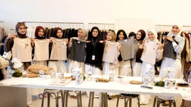 Suasana meriah Grand Opening butik Puff It Up di Komplek Kopi Nako, Cianjur (Sabtu, 6 Desember 2025). Owner Puff It Up Cabang Cianjur, Nabila Analta (kelima dari kiri, berhijab hitam), bersama para fashion enthusiast menunjukkan koleksi terbaru yang stylish.