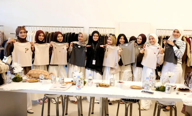 Suasana meriah Grand Opening butik Puff It Up di Komplek Kopi Nako, Cianjur (Sabtu, 6 Desember 2025). Owner Puff It Up Cabang Cianjur, Nabila Analta (kelima dari kiri, berhijab hitam), bersama para fashion enthusiast menunjukkan koleksi terbaru yang stylish.