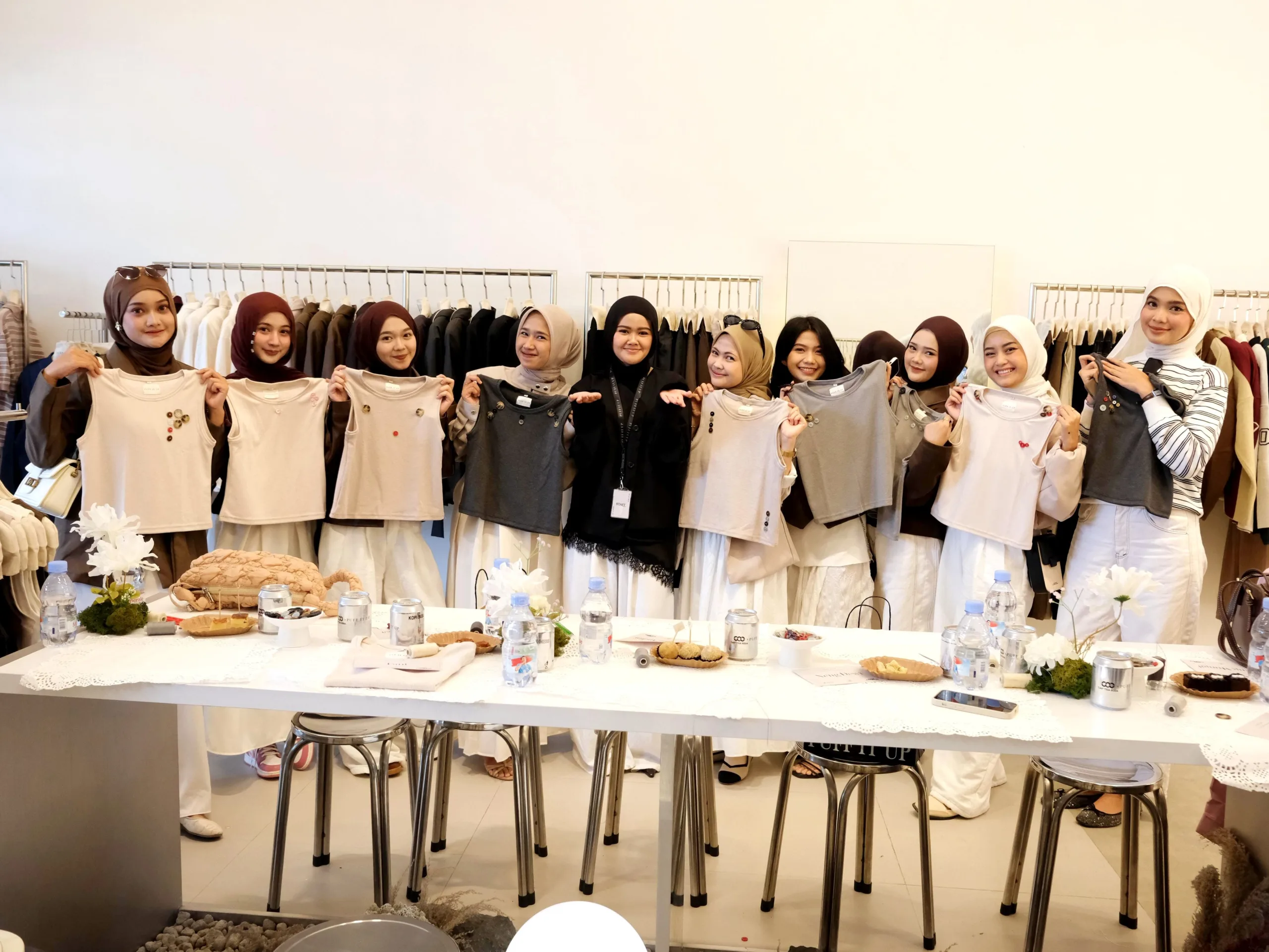 Suasana meriah Grand Opening butik Puff It Up di Komplek Kopi Nako, Cianjur (Sabtu, 6 Desember 2025). Owner Puff It Up Cabang Cianjur, Nabila Analta (kelima dari kiri, berhijab hitam), bersama para fashion enthusiast menunjukkan koleksi terbaru yang stylish.