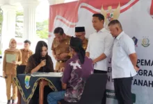 88 Keluarga Batulawang Terima Kepastian Hukum Lahan. Suasana penandatanganan Perjanjian Pemanfaatan Tanah antara warga Desa Batulawang, Cipanas, dengan Badan Bank Tanah.