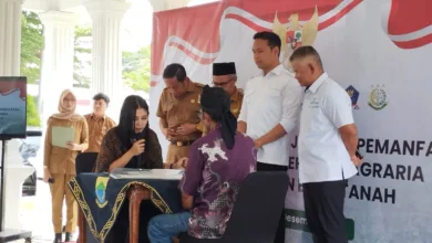 88 Keluarga Batulawang Terima Kepastian Hukum Lahan. Suasana penandatanganan Perjanjian Pemanfaatan Tanah antara warga Desa Batulawang, Cipanas, dengan Badan Bank Tanah.