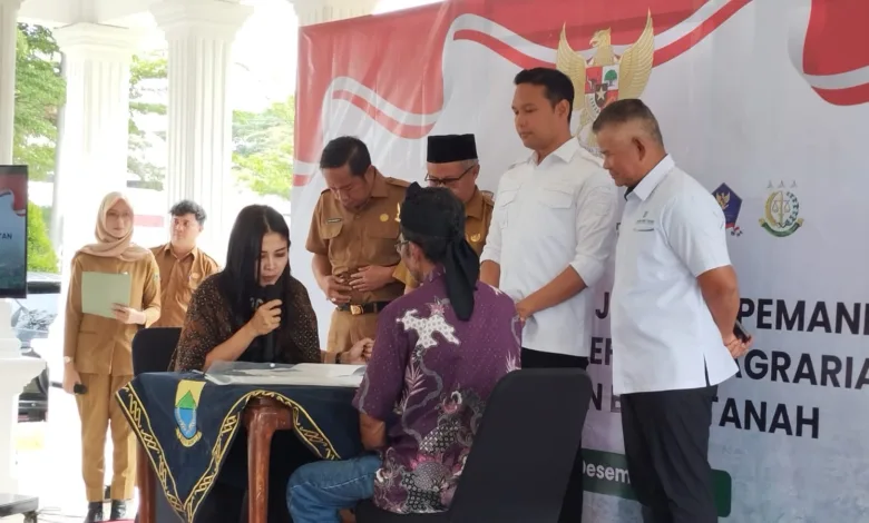 88 Keluarga Batulawang Terima Kepastian Hukum Lahan. Suasana penandatanganan Perjanjian Pemanfaatan Tanah antara warga Desa Batulawang, Cipanas, dengan Badan Bank Tanah.