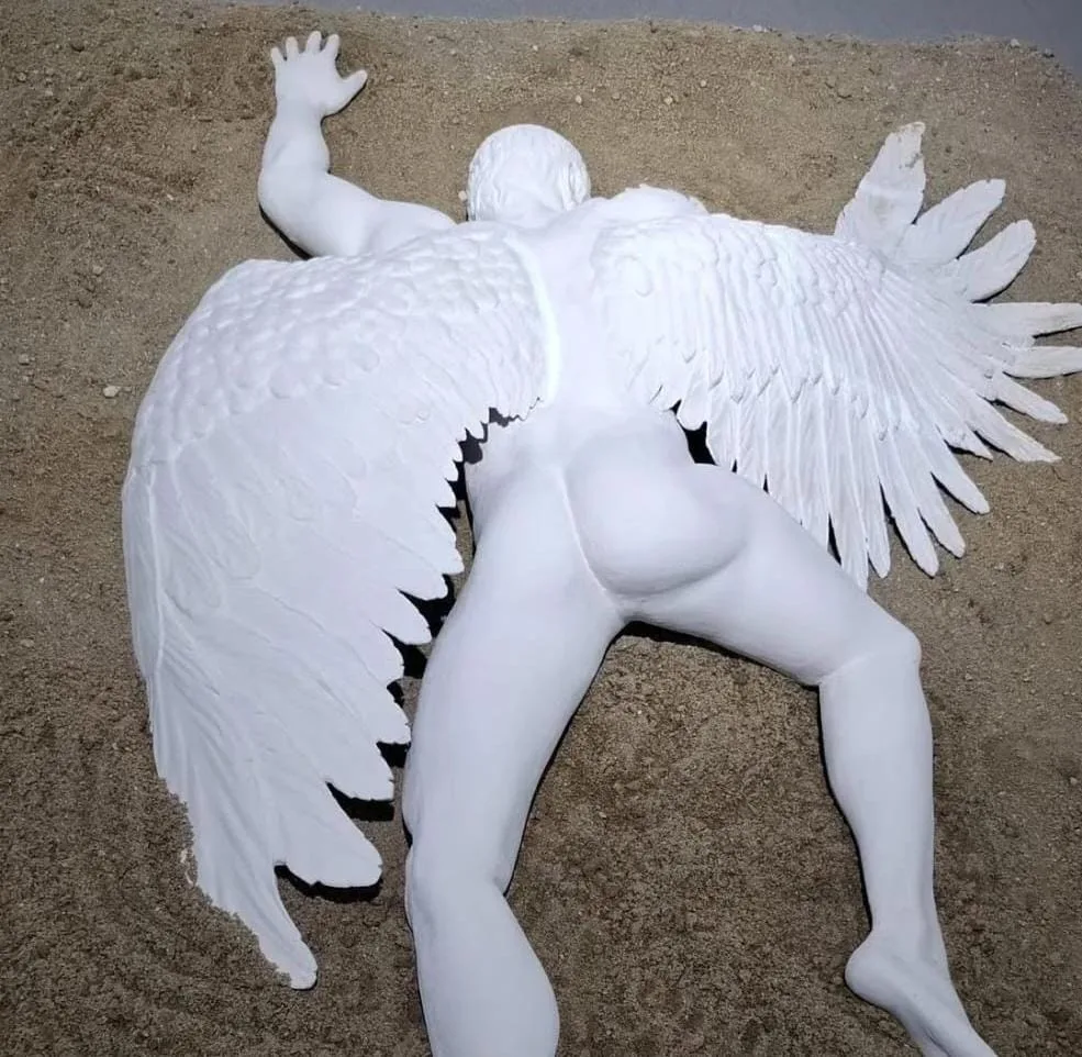 Patung berjudul "Fall of Icarus" (2024) karya seniman asal Cianjur, Alexander Chris, ditampilkan dalam pameran Yang Menampakkan Dirinya di Neo Gallery, Jakarta, Sabtu (29/11/2025).