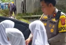 Polsek Cugenang Polres Cianjur tunjukkan aksi nyata kepedulian dengan rutin mengantar pelajar pulang sekolah menggunakan mobil patroli.