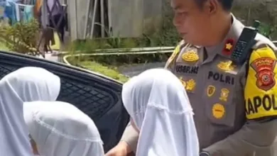 Polsek Cugenang Polres Cianjur tunjukkan aksi nyata kepedulian dengan rutin mengantar pelajar pulang sekolah menggunakan mobil patroli.