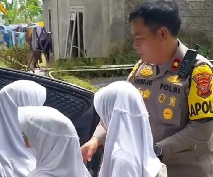 Polsek Cugenang Polres Cianjur tunjukkan aksi nyata kepedulian dengan rutin mengantar pelajar pulang sekolah menggunakan mobil patroli.