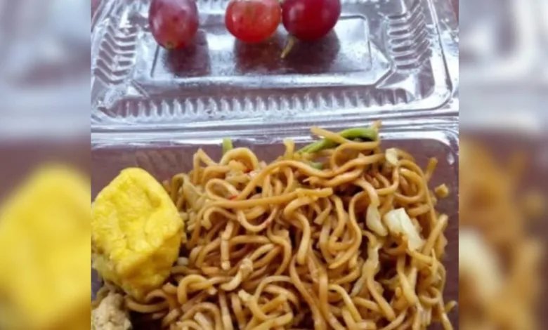 Menu Makan Bergizi Gratis (MBG) di Cianjur yang dikeluhkan orang tua murid: Mi goreng, satu potong tahu kuning, dan hanya tiga butir anggur, disajikan dalam kemasan mika plastik.