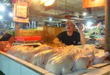 Sejumlah daging ayam broiler segar yang dijual oleh pedagang di Pasar Cipanas, Cianjur. Harga ayam potong di pasar ini terus merangkak naik hingga tembus Rp42 ribu per kilogram menjelang perayaan Natal dan Tahun Baru.