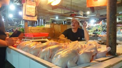 Sejumlah daging ayam broiler segar yang dijual oleh pedagang di Pasar Cipanas, Cianjur. Harga ayam potong di pasar ini terus merangkak naik hingga tembus Rp42 ribu per kilogram menjelang perayaan Natal dan Tahun Baru.