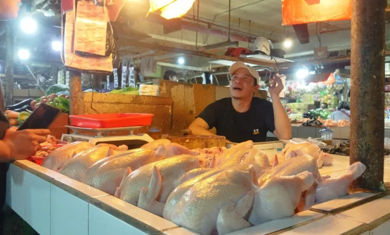 Sejumlah daging ayam broiler segar yang dijual oleh pedagang di Pasar Cipanas, Cianjur. Harga ayam potong di pasar ini terus merangkak naik hingga tembus Rp42 ribu per kilogram menjelang perayaan Natal dan Tahun Baru.
