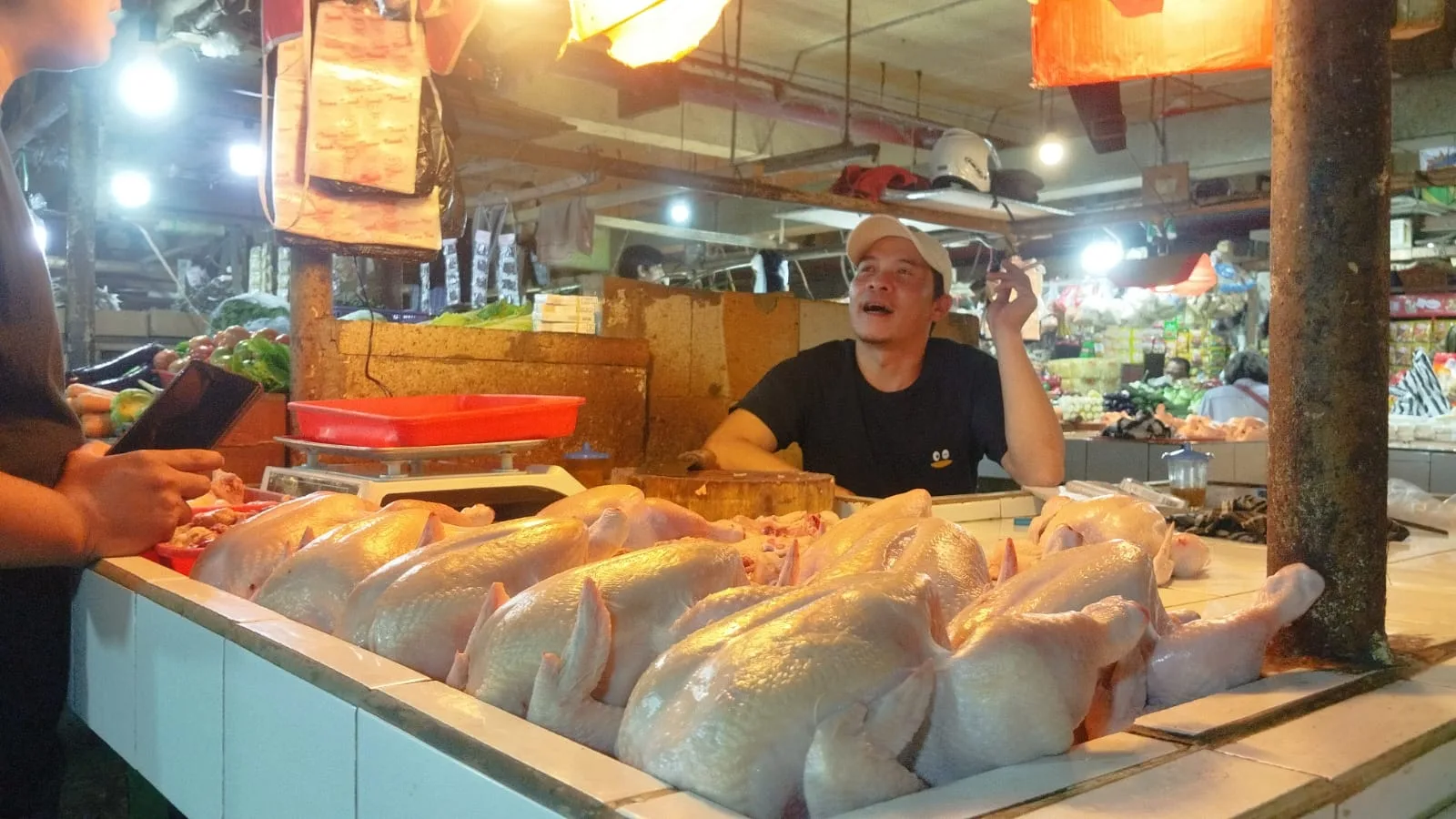 Sejumlah daging ayam broiler segar yang dijual oleh pedagang di Pasar Cipanas, Cianjur. Harga ayam potong di pasar ini terus merangkak naik hingga tembus Rp42 ribu per kilogram menjelang perayaan Natal dan Tahun Baru.