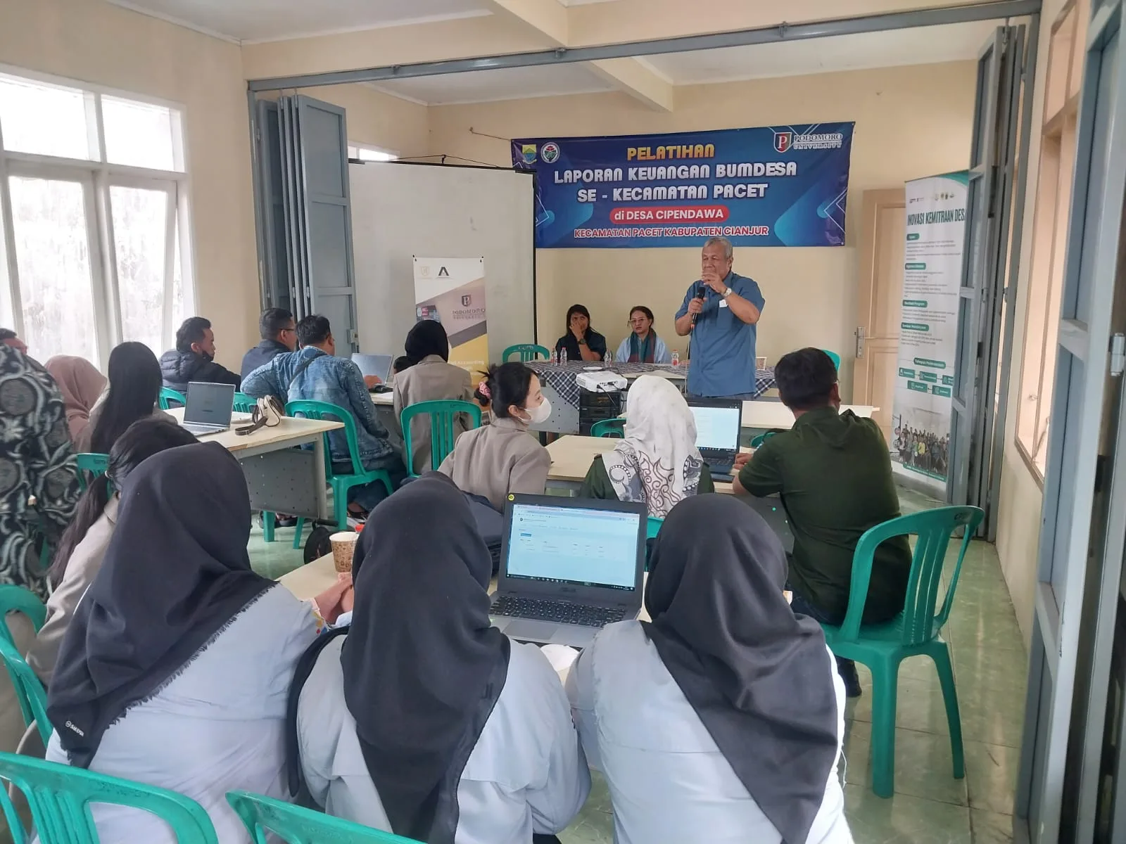 Universitas Podomoro dan Pendamping Desa di Pacet Latih Transparansi Keuangan BUMDes