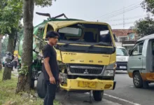 Kondisi truk tangki air bernomor polisi F 9139 OT yang mengalami kerusakan parah pada bagian depan setelah menghantam truk Fuso di Jalan Raya Sukabumi-Cianjur, Desa Ciwalen, Warungkondang, Selasa (23/12/2025).