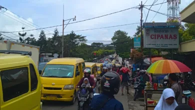 Atasi kemacetan, sopir angkot di wilayah Puncak-Cipanas "dirumahkan" sementara pada momen libur Natal dan Tahun Baru.