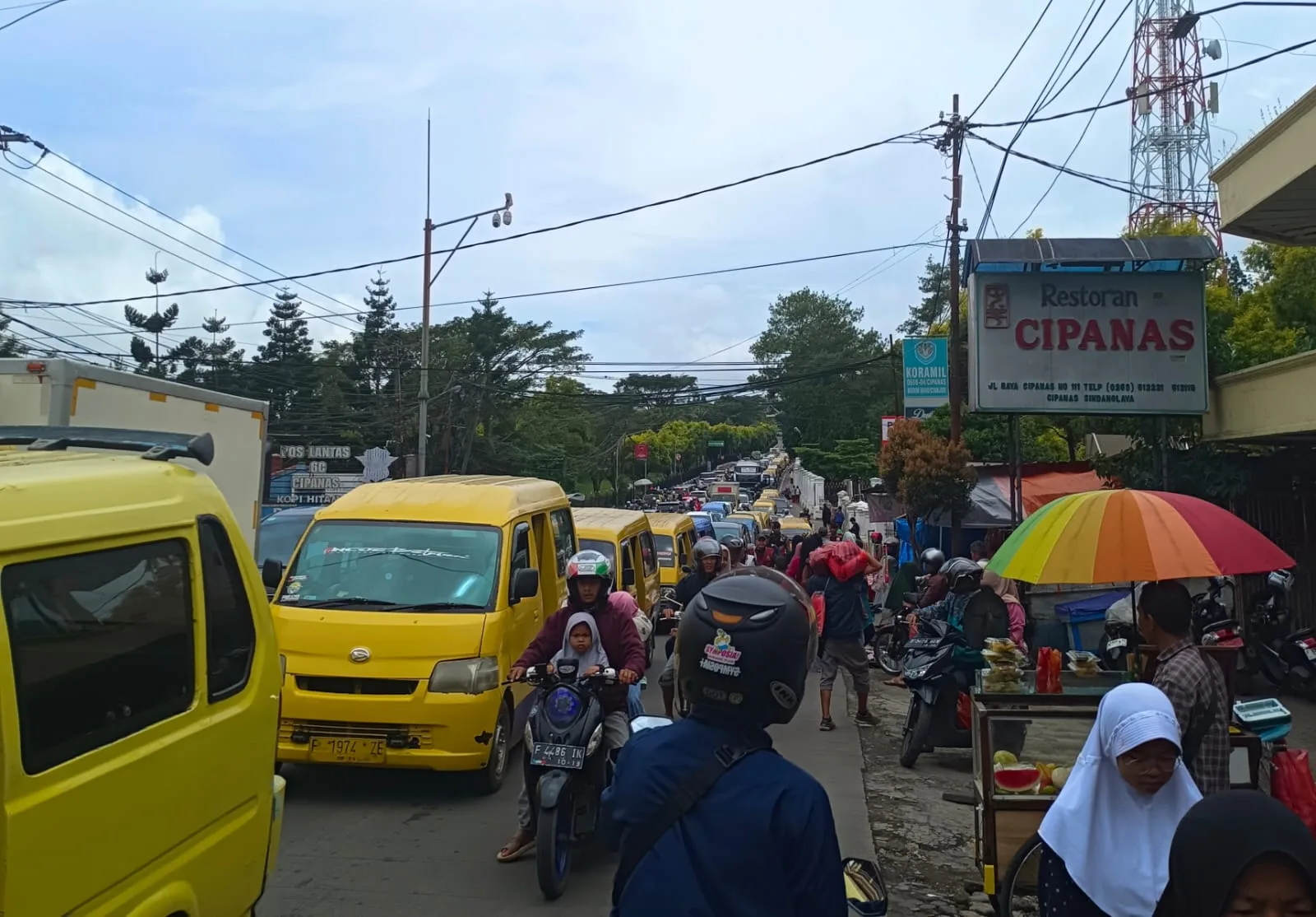 Atasi kemacetan, sopir angkot di wilayah Puncak-Cipanas "dirumahkan" sementara pada momen libur Natal dan Tahun Baru.