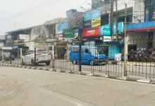 Sebuah angkutan kota (angkot) terpantau tetap menarik penumpang di jalur Cipanas-Cianjur.