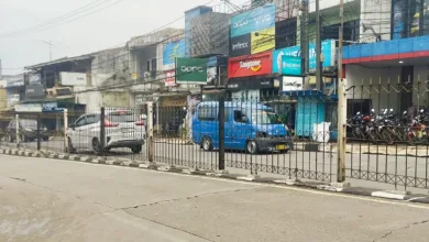 Sebuah angkutan kota (angkot) terpantau tetap menarik penumpang di jalur Cipanas-Cianjur.