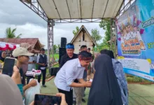 Bupati Cianjur, dr. Mohammad Wahyu Ferdian, didampingi Kepala Desa Sukamanah, Indra Surya Pradana, dan Camat Cugenang, Ali Akbar, menyerahkan santunan secara simbolis kepada anak yatim, ibu hamil, dan lansia dalam acara Festival Seni Budaya Desa Sukamanah Volume II di Agro Eduwisata Tani Arta Sukamanah, Sabtu (27/12/2025).