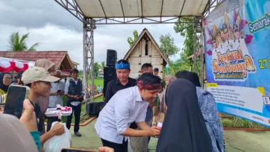 Bupati Cianjur, dr. Mohammad Wahyu Ferdian, didampingi Kepala Desa Sukamanah, Indra Surya Pradana, dan Camat Cugenang, Ali Akbar, menyerahkan santunan secara simbolis kepada anak yatim, ibu hamil, dan lansia dalam acara Festival Seni Budaya Desa Sukamanah Volume II di Agro Eduwisata Tani Arta Sukamanah, Sabtu (27/12/2025).