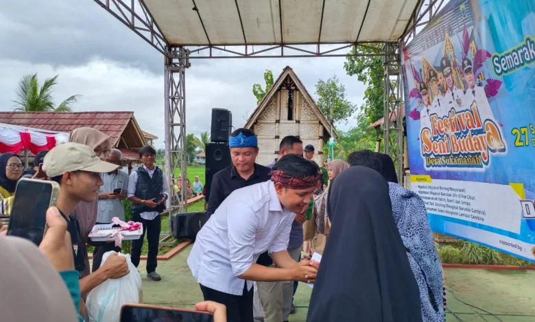 Bupati Cianjur, dr. Mohammad Wahyu Ferdian, didampingi Kepala Desa Sukamanah, Indra Surya Pradana, dan Camat Cugenang, Ali Akbar, menyerahkan santunan secara simbolis kepada anak yatim, ibu hamil, dan lansia dalam acara Festival Seni Budaya Desa Sukamanah Volume II di Agro Eduwisata Tani Arta Sukamanah, Sabtu (27/12/2025).