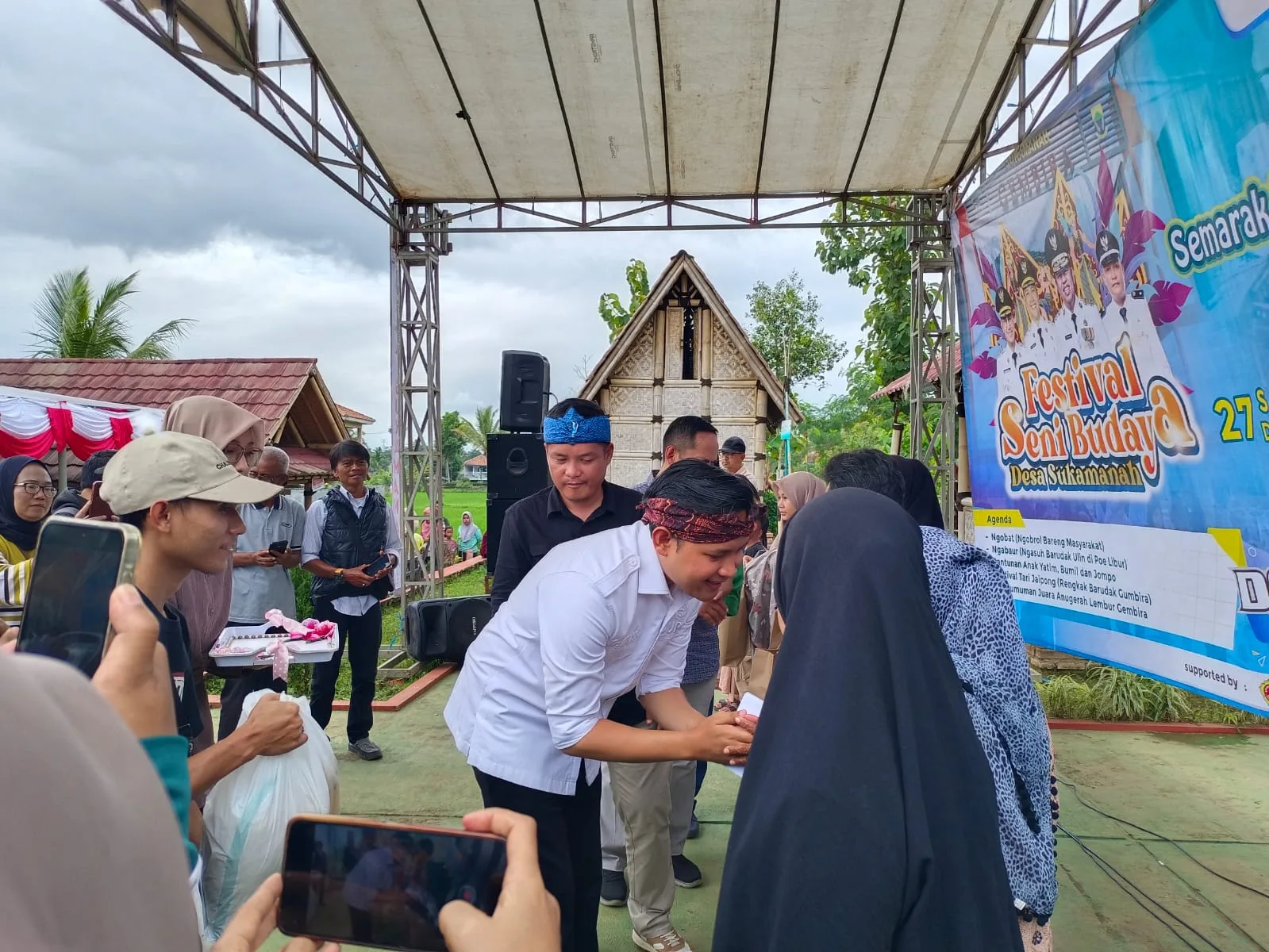Bupati Cianjur, dr. Mohammad Wahyu Ferdian, didampingi Kepala Desa Sukamanah, Indra Surya Pradana, dan Camat Cugenang, Ali Akbar, menyerahkan santunan secara simbolis kepada anak yatim, ibu hamil, dan lansia dalam acara Festival Seni Budaya Desa Sukamanah Volume II di Agro Eduwisata Tani Arta Sukamanah, Sabtu (27/12/2025).