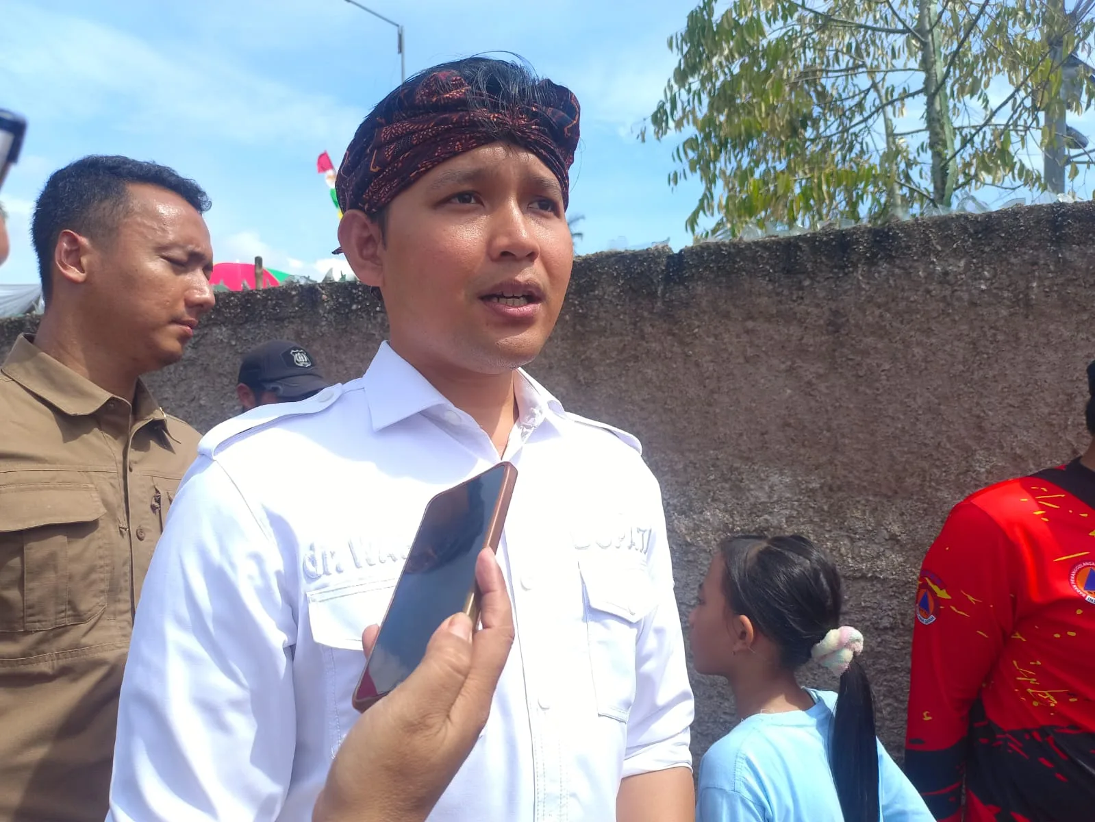 Bupati Cianjur, dr. Mohammad Wahyu Ferdian, saat memberikan keterangan kepada media usai menghadiri kegiatan di Desa Sukamanah, Cugenang, Sabtu (27/12/2025).