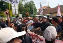Ratusan warga Desa Langensari, Kecamatan Karangtengah, Kabupaten Cianjur, menggelar aksi unjuk rasa di depan Kantor Desa Langensari, Selasa (30/12/2025).