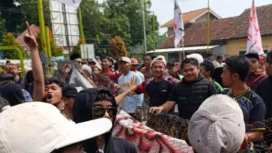 Ratusan warga Desa Langensari, Kecamatan Karangtengah, Kabupaten Cianjur, menggelar aksi unjuk rasa di depan Kantor Desa Langensari, Selasa (30/12/2025).