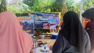 Relawan Cianjur Bergerak bersama warga setempat menyiapkan makanan di posko dapur umum untuk penyintas banjir bandang di Kecamatan Palembayan, Kabupaten Agam, Sumatera Barat.