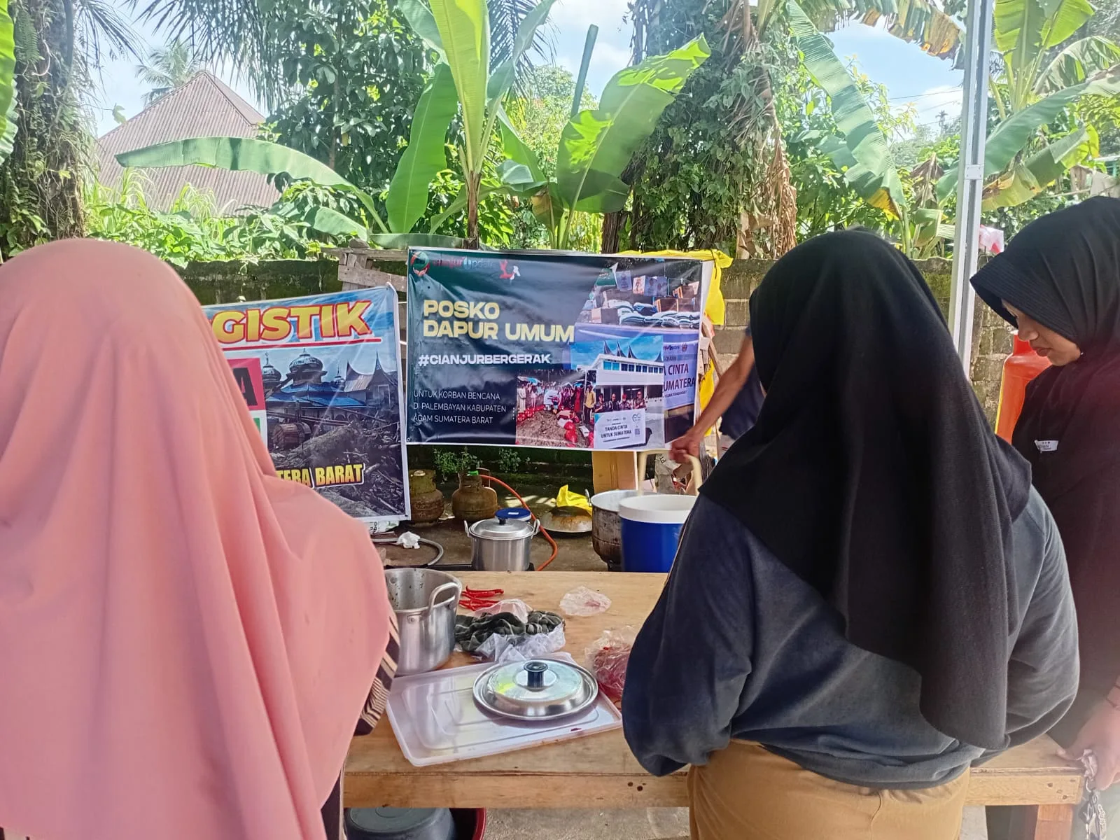 Relawan Cianjur Bergerak bersama warga setempat menyiapkan makanan di posko dapur umum untuk penyintas banjir bandang di Kecamatan Palembayan, Kabupaten Agam, Sumatera Barat.