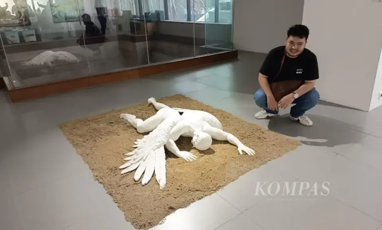 Seniman Alexander Chris asal Cianjur, Jawa Barat, dengan karya patung ”Fall of Icarus”, Sabtu (29/11/2025), di Neo Gallery, Jakarta
