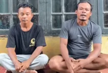 Ade Hendrik (kanan) didampingi kerabatnya, Lutfi (kiri), memberikan keterangan pers setibanya di kediaman mereka di Kampung Cidamar, Desa Bobojong, Kecamatan Mande, Cianjur.