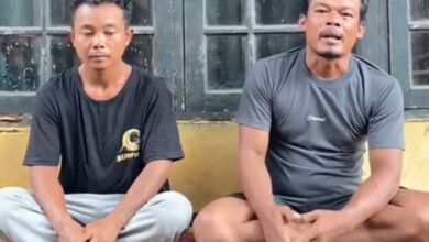 Ade Hendrik (kanan) didampingi kerabatnya, Lutfi (kiri), memberikan keterangan pers setibanya di kediaman mereka di Kampung Cidamar, Desa Bobojong, Kecamatan Mande, Cianjur.