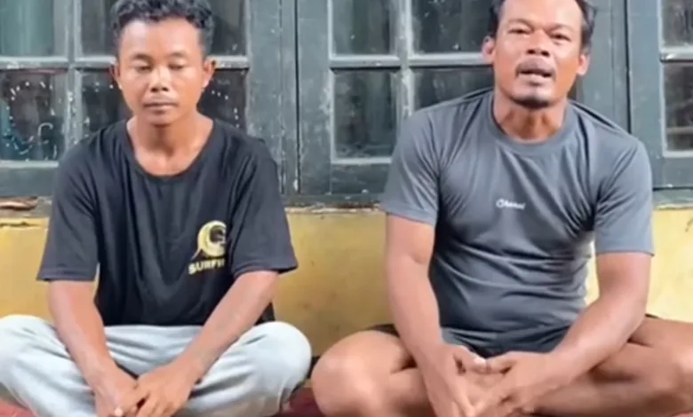 Ade Hendrik (kanan) didampingi kerabatnya, Lutfi (kiri), memberikan keterangan pers setibanya di kediaman mereka di Kampung Cidamar, Desa Bobojong, Kecamatan Mande, Cianjur.