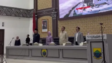 SIDANG PARIPURNA. Jajaran pimpinan DPRD Kabupaten Cianjur bersama Bupati Cianjur berdiri saat menghadiri Rapat Paripurna di Ruang Rapat Paripurna, Gedung DPRD Kabupaten Cianjur, Kamis (27/11/2025).