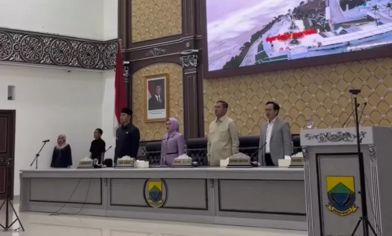 SIDANG PARIPURNA. Jajaran pimpinan DPRD Kabupaten Cianjur bersama Bupati Cianjur berdiri saat menghadiri Rapat Paripurna di Ruang Rapat Paripurna, Gedung DPRD Kabupaten Cianjur, Kamis (27/11/2025).