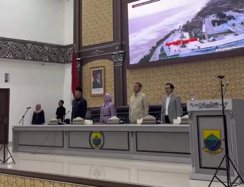 SIDANG PARIPURNA. Jajaran pimpinan DPRD Kabupaten Cianjur bersama Bupati Cianjur berdiri saat menghadiri Rapat Paripurna di Ruang Rapat Paripurna, Gedung DPRD Kabupaten Cianjur, Kamis (27/11/2025).