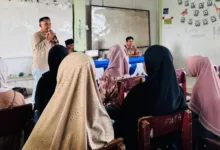 Anggota DPRD Kabupaten Cianjur Komisi IV, H. Aldi Yudistira, SE (kiri, berdiri), tengah memaparkan manfaat Program Indonesia Pintar (PIP) di hadapan para orang tua dan wali murid. Sosialisasi yang digelar di Gedung Sekolah Atssur, Kecamatan Karangtengah, Jumat (12/12/2025)