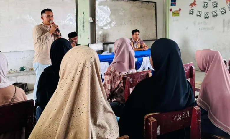 Anggota DPRD Kabupaten Cianjur Komisi IV, H. Aldi Yudistira, SE (kiri, berdiri), tengah memaparkan manfaat Program Indonesia Pintar (PIP) di hadapan para orang tua dan wali murid. Sosialisasi yang digelar di Gedung Sekolah Atssur, Kecamatan Karangtengah, Jumat (12/12/2025)