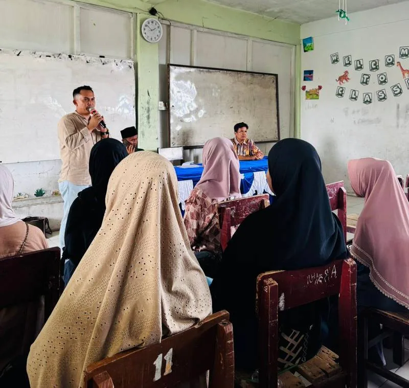 Anggota DPRD Kabupaten Cianjur Komisi IV, H. Aldi Yudistira, SE (kiri, berdiri), tengah memaparkan manfaat Program Indonesia Pintar (PIP) di hadapan para orang tua dan wali murid. Sosialisasi yang digelar di Gedung Sekolah Atssur, Kecamatan Karangtengah, Jumat (12/12/2025)