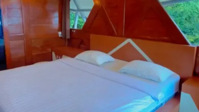 SIAP SAMBUT LIBUR AKHIR TAHUN – Suasana interior salah satu unit glamping di kawasan Wisata Alam Sevillage, Cianjur. Menjelang periode high season, pihak pengelola menawarkan paket penginapan khusus bertajuk "Recharge Total" yang berlaku mulai 24 Desember 2025 hingga 3 Januari 2026 untuk mengakomodasi peningkatan jumlah wisatawan.