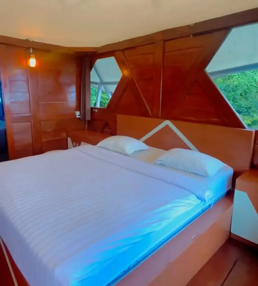 SIAP SAMBUT LIBUR AKHIR TAHUN – Suasana interior salah satu unit glamping di kawasan Wisata Alam Sevillage, Cianjur. Menjelang periode high season, pihak pengelola menawarkan paket penginapan khusus bertajuk "Recharge Total" yang berlaku mulai 24 Desember 2025 hingga 3 Januari 2026 untuk mengakomodasi peningkatan jumlah wisatawan.