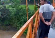 Suasana di jembatan gantung Sungai Cijampang, Pagelaran, lokasi hanyutnya dua orang anak, Selasa (23/12/2025).